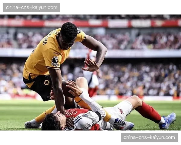 特写镜头：阿森纳门将拉亚快速手抛球发动进攻，直接形成助攻