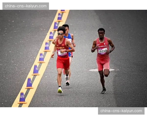 特写：波士顿马拉松终点线，轮椅组选手相拥庆祝胜利