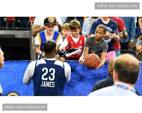 场边镜头：詹姆斯与客场观众席小球迷互动，赠送签名球鞋
