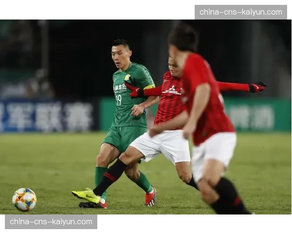 终场哨响，加拿大老将施密特与队友相拥，这是他职业生涯的第200场国家队比赛